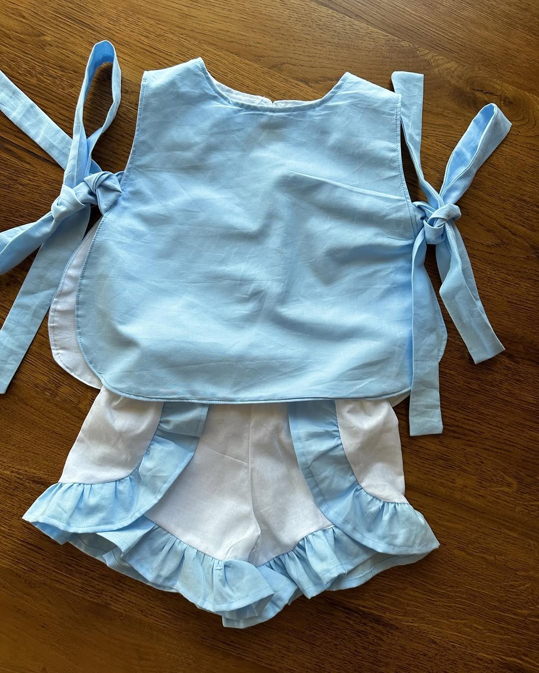 Set bleu cu volănașe pentru fetițe – handmade din 100% bumbac texturat – Handmade Lilisicopiii